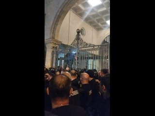 На протеста до грузинския парламент в Тбилиси пристигнаха специални сили и пристигна водно оръдие