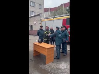 Пожарники Ленобласти показали, как провожают коллег на пенсию