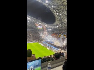 🇫🇷 🏟 Поддержка фанатов Марселя во время вчерашнего матча против ПСЖ.