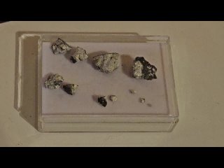 Метеорит Риббек, найден Andy Pagan, под ультрафиолетовым светом.