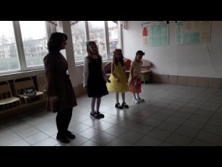Репетиция выступления младшеклассников на выборх  режиссёр Тома