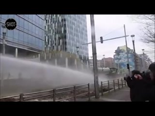 Эпическая битва аграрного фекаломёта и полицейского водомёта во время протестов около здания Еврокомиссии в Брюсселе.