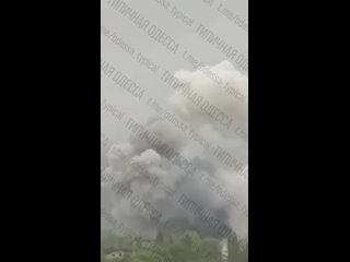 Несколько взрывов прогремело в Одессе рано утром. Местные каналы публикуют фото дыма, который поднялся в небо после них