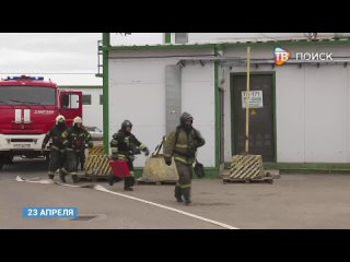 Пожарные отрабатывают навыки тушения складских помещений