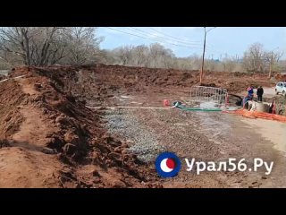 На Уральской в Оренбурге уже намного суше на дороге, но за остановкой стоит полицейский, который не пускает автомобили, также на