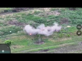 Soldado ruso derriba un dron ucraniano con un morral y se salva