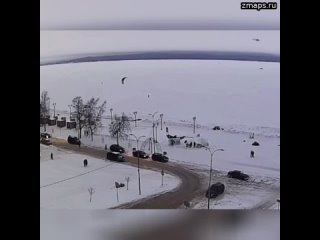 В сети публикуют видео полёта Ми-8, как утверждается, за несколько минут до крушения в Карелии. Вер