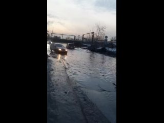 Водители не едут, а буквально переплывают водоем на Большой.