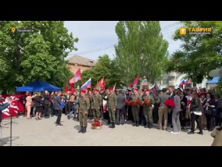 В Геническе прошла торжественная церемония возложения цветов к монументу Скорбящей матери в честь Дня Победы