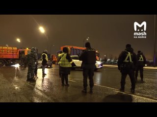 Бодрый ночной рейд на основных въездах в Питер — для миграционной и всех прочих проверок машины останавливали 500 полицейских с