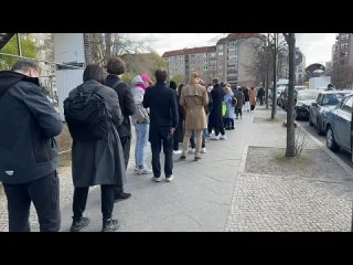 Количество желающих проголосовать на выборах Президента России на избирательном участке № 8315 в Посольстве России в Германии