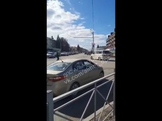 Белый автомобиль перекрыл движение в Альметьевске