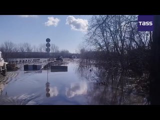 Un pont en béton armé a été inondé par les eaux de crue dans la rivière Tobol à Kourgan, rapporte un correspondant de TASS