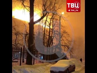 Крыша жилого дома загорелась в Москве: площадь пожара составляет 2 тысячи «квадратов» | События ТВЦ