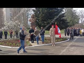 В гимназии № 8 открыли памятник участнику второй обороны Севастополя капитану Николаю Хрусталёву