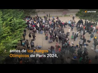 La policía desalojó a cientos de migrantes de un edificio en París, Francia. Esto pese a las protestas y acusaciones de “limpiez