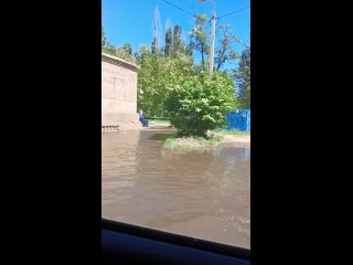 Разлив на оставшейся без холодной воды улице попал на видео