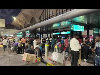 Сотни российских туристов не могут попасть в аэропорт в Дубае. Его закрыли на вход