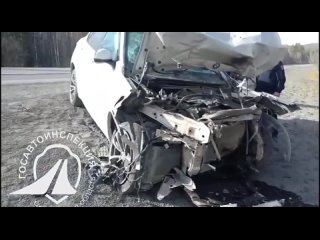 Кроссовер попал под фуру на трассе М5 в Челябинской области, водитель погиб