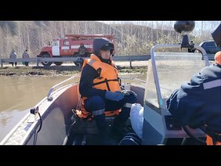 Спасатели Поисково-спасательной службы Тюменской области осуществляют транспортировку граждан и всего необходимого  в места, отр
