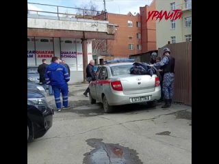 Сегодня в Екатеринбурге мужчина пытался поджечь здание Росинкаса на улице Малышева, 30бОчевидцы говорят, что он повторял одн