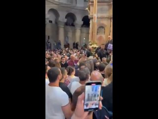 Израиль, Иерусалим, Полиция Израиля выволокла из храма Гроба Господня охранника генконсула Греции во время церемонии снисхожде