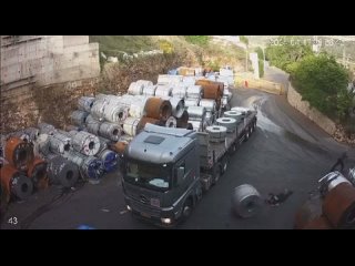 Сотрудник склада пытался остановить многотонный рулон стального листа в Израиле
