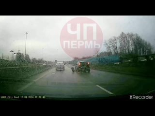 Сегодня в Перми на подъезде к Красавинскому мосту у автомобиля отлетело колесоК счастью, колесо никого не задело.