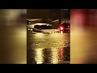 В Самарской области потоп из-за дождей и талого снега — некоторые улицы затопило по пояс, а машины п