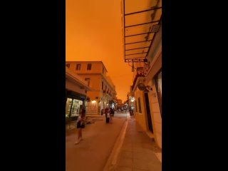Афины накрыла пыль, принесенная африканскими песчаными бурями, окрасив небо над городом в оранжевый цвет