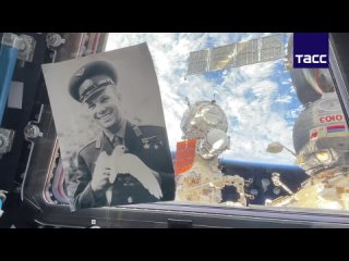 Видео с МКС, на котором фотография Гагарина парит в невесомости, поделился сегодня российский космонавт Олег Кононенко