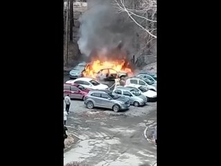 В Снежинске на одной из парковок города сгорел автомобиль

Пламя успело перекинуться и на рядом стоящую машину.