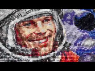 В День космонавтики на четвертом входе в ТРК Мегамаг появился 12-метровый Юрий Гагарин. Выполнена композиция из 100 тысяч возд