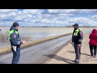 Патруль ДПС несет службу на въезде в село Большие Борки Казанского района