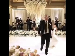 Заводной танец невесты и ее папы 😂