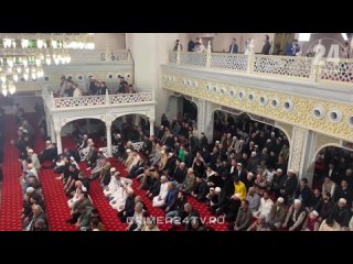 В Соборной мечети Крыма прошёл праздничный намаз. Он знаменует завершение священного месяца Рамадан и начала Ораза-Байрама
