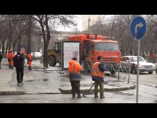 Центр Новосибирска отмывают коДню Победы больше 50машин