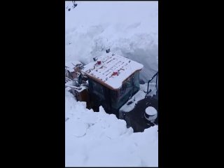 ️ ️ #Видеофакт: Снежный завал устраняют после схода лавины на участке федеральной автомобильной дороги Р-504 «Колыма»