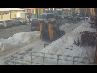 Трактор снес забор в Пушкино