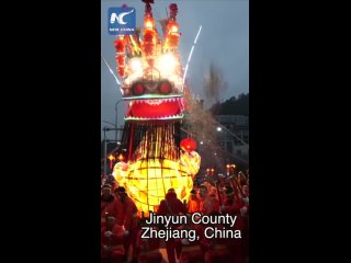 Великолепный парад с традиционными танцами драконов во время Фестиваля фонарей на востоке Китая
