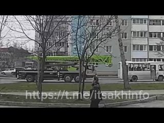 Автокран «уткнулся» в рейсовый автобус в Южно-Сахалинске