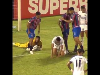 Трагедия (или комедия) из Бразилии: защитник на 97-й минуте рукой похлопал по мячу  так он хотел респектнуть голкиперу за важны