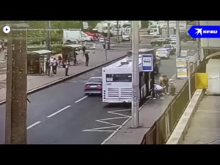 Самокатчик сбил пенсионерку на автобусной остановке в Петербурге