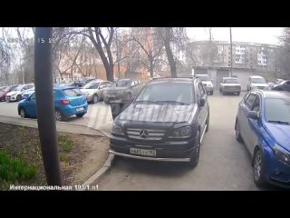 В Уфе неадекват зашел за девочкой в подъезд и начал приставать  его спугнула соседка, а через полчаса он напал на другую женщин