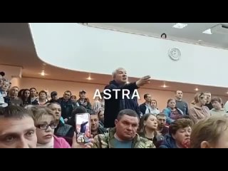 Один из жителей тонущего Оренбурга пригрозил поднять РФовских чиновников на вилы, зал отреагировал аплодисментами