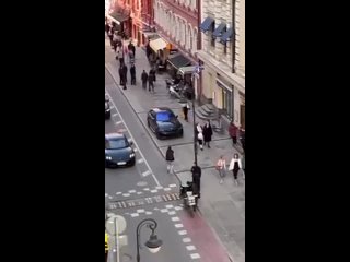 В центре Москвы девушка купила кефир и проучила наглого автомобилиста, припарковавшегося на тротуаре