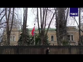 На территории украинского посольства в Москве вывесили Российский флаг