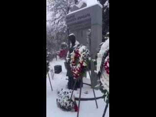 Армянский нацист на камеру осквернил памятник детям блокадного Ленинграда

Мужчина по имени Самвел Ширинян пнул два венка у мемо