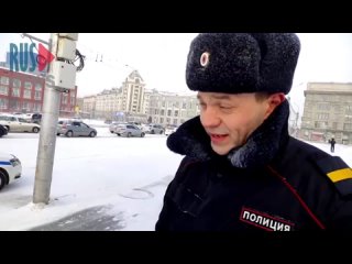 В Новосибирске полицейские попытались помешать активисту Рашиду Заманову выйти с пикетом в поддержку журналистки RusNews