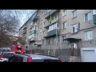 Бравые пожарные быстро потушили огонь в квартире на Бабушкина, 90.   В горящее помещение они вошли через балкон.